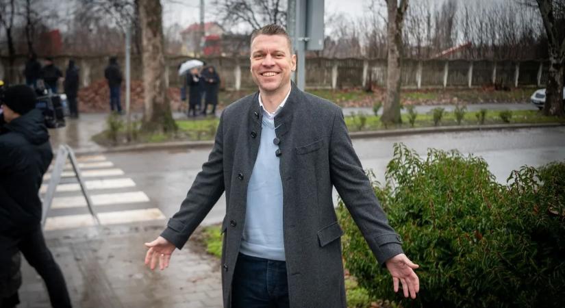 Menczer odavágott: Ennyi „nyelvbotlás” nincs a világon