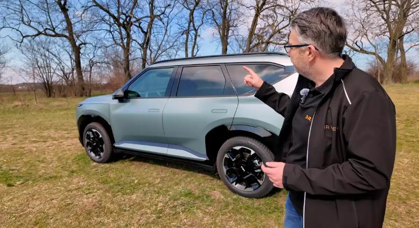 Kiváló hatótáv, de furcsa szag? Megosztó lett a Kia EV5 beltere