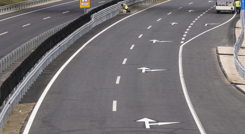 Négyes karambol az M2-esen, Budapest felé megbénult a forgalom Fótnál