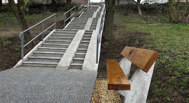 Megújult a Koszorú és Tátra utcát összekötő lépcsősor