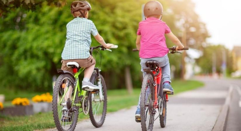 Poros bicikliutak, szódásüvegek és napestig tartó csavargás