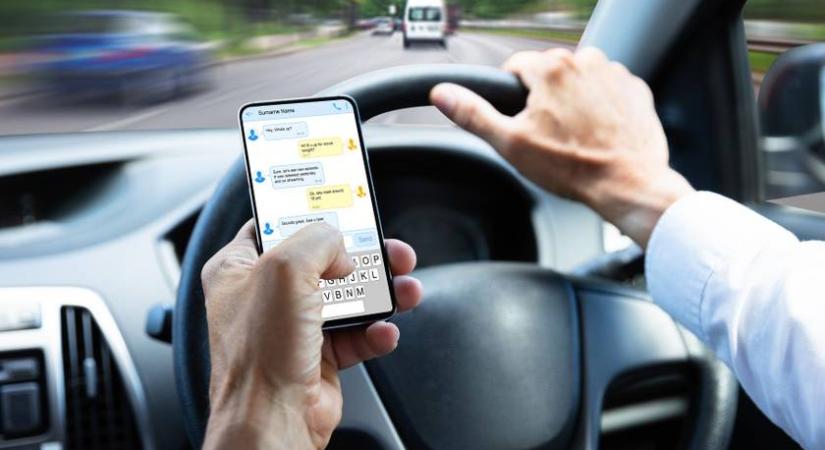 3 másodperc alatt megtörténhet a baleset: életveszélyes, amit csinálnak a vezetés közben mobilozók