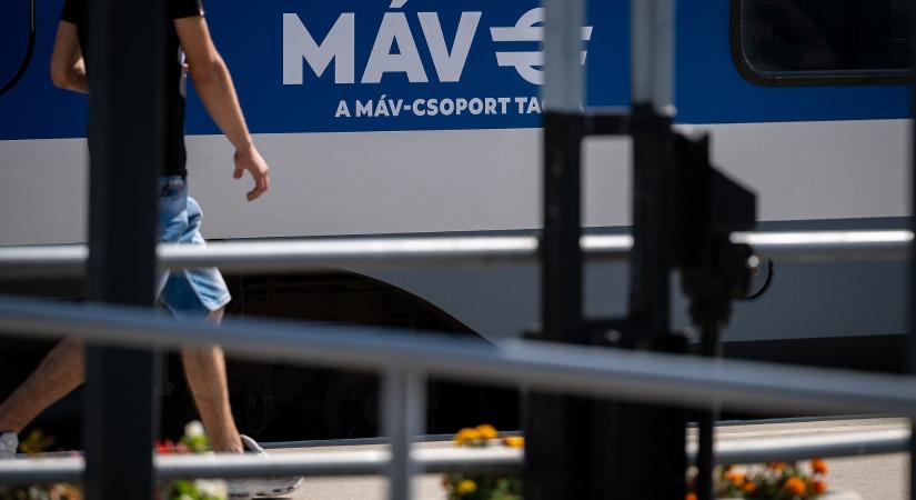 Bőkezű Lázár János: hathavi „fegyverpénzt″ kapnak a MÁV-ná