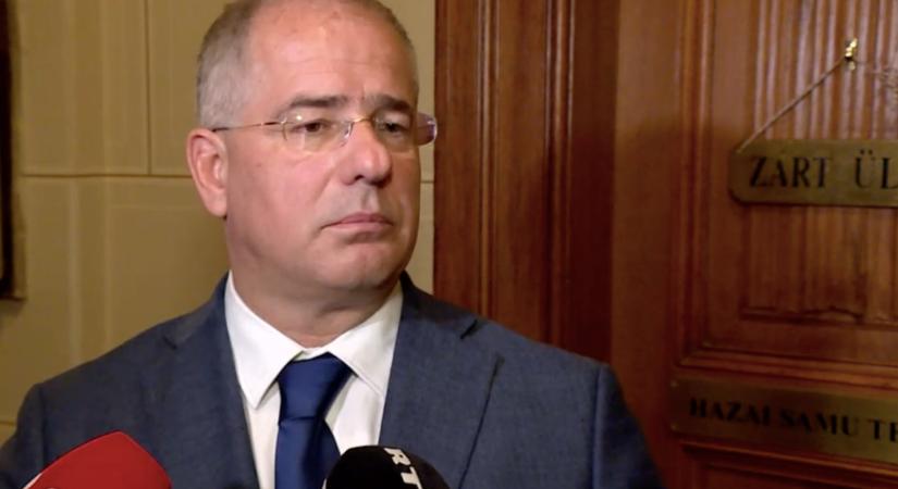 Átlátszó: Kósa Lajost a bedőlt Bászna Gabona tulajdonosának Ferrarijában és közös vitorlázáson fotózták