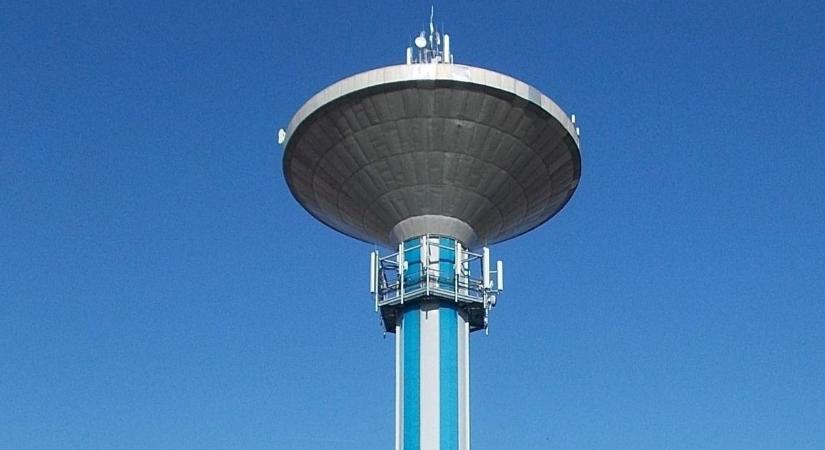 Mindenki vigyázzon, aki a mezőtúri víztoronynál jár, veszélyes lehet