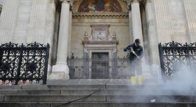 Mire a város felébredt, a Bazilika lépcsősorait többéves szennyeződéstől tisztították meg