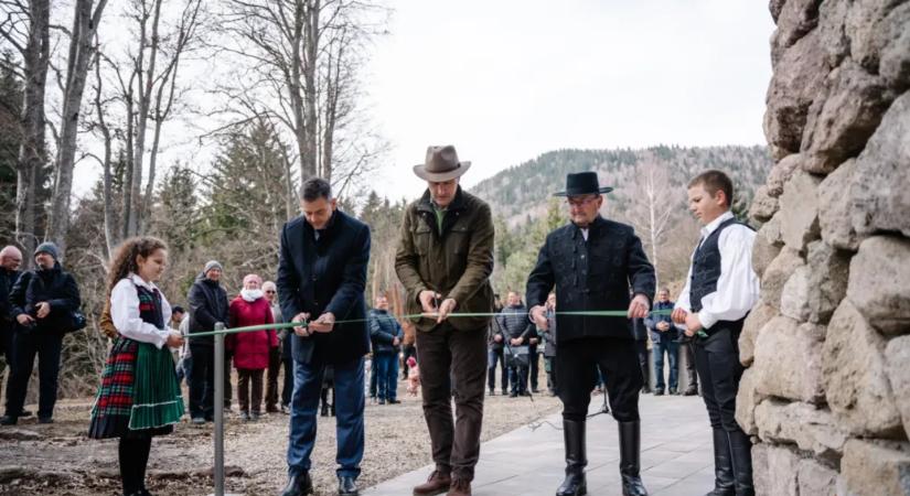 „A jóistennek és Orbán Viktornak köszönöm!” – ökocentrumot avattak a Szent Anna-tó mellett