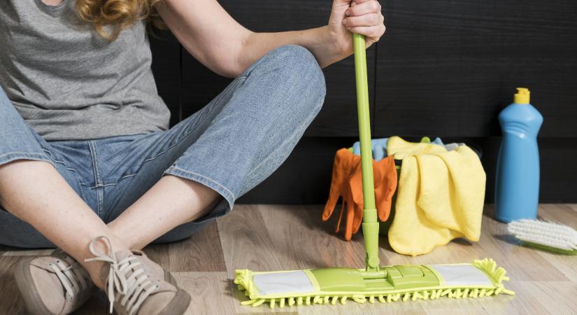 Egy kupica elég lehet: új életre kelhet a fapadló ezzel a meglepő trükkel