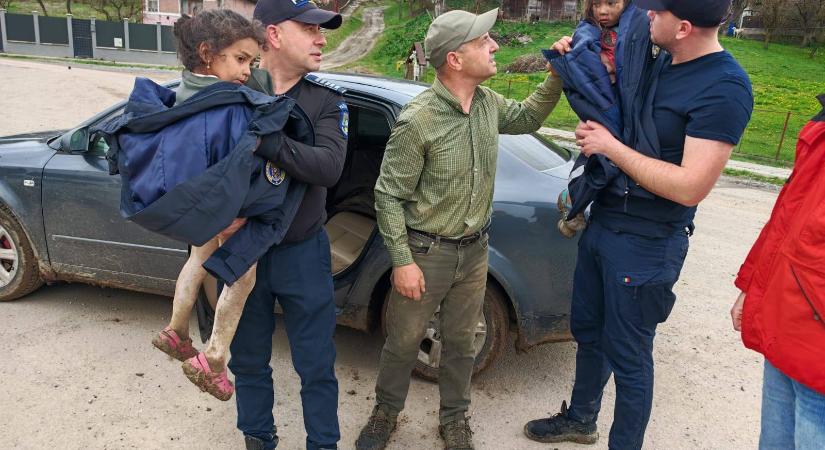 „Még egy éjszakát nem éltek volna túl” – A hátán hozta le a kislányokat a megtalálójuk