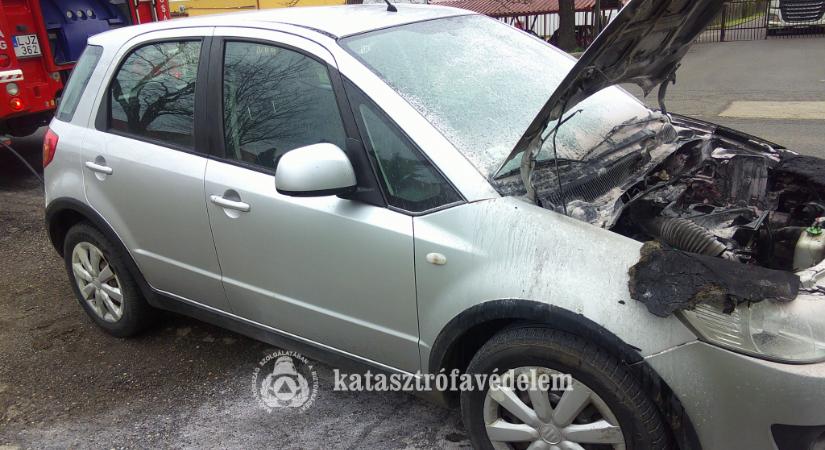 Kigyulladt egy autó motortere Balmazújvárosban