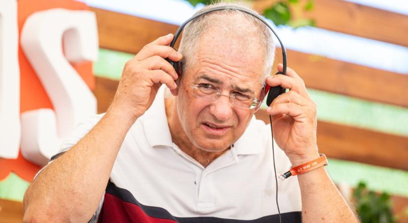 Átlátszó: Kósa Lajost lefotózták a bedőlt Bászna Gabona tulajdonosának Ferrarijában