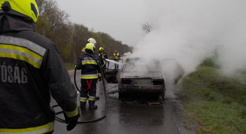 Két autó is lángra kapott Hajdú-Biharban - fotókon, mi maradt a roncsból!