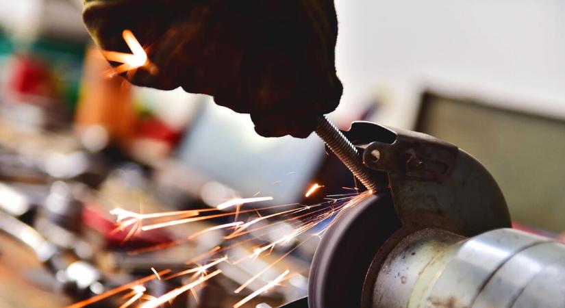 Lejtőre kerültek az árak az iparban