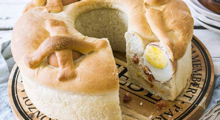 Foszlós, sonkával töltött kalács: Nápoly húsvéti kedvence