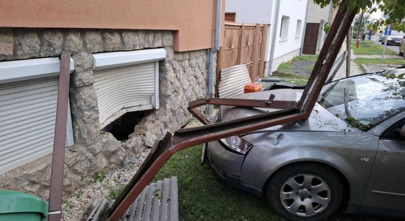 Döbbenetes: buszmegállót tört, majd betonoszlopnak hajtott egy autós az 58-as főúton