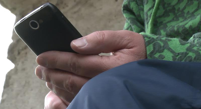 Telefont rabolt a fiatal útonálló