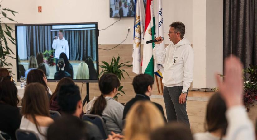 Az egri szakképzősök kérdezték a kulturális minisztert