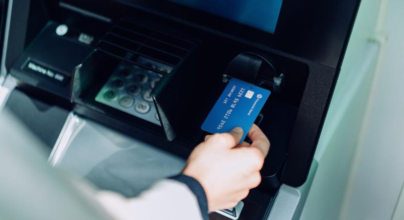 Végleg betiltja a jegybank a kártyás fizetések legidegesítőbb díját: őrjöngenek a bankok a döntés miatt
