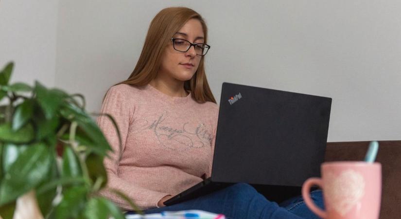 Ezt tuti nem tudtad a home office-ról: milliós büntetés és áramszünet járhat a mulasztásért!