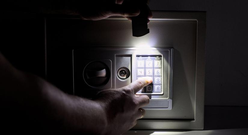 Egy dobozt hagyott örökségül a nagymama, Svájcba utazott érte az unoka, amikor kinyitotta, elállt a szava