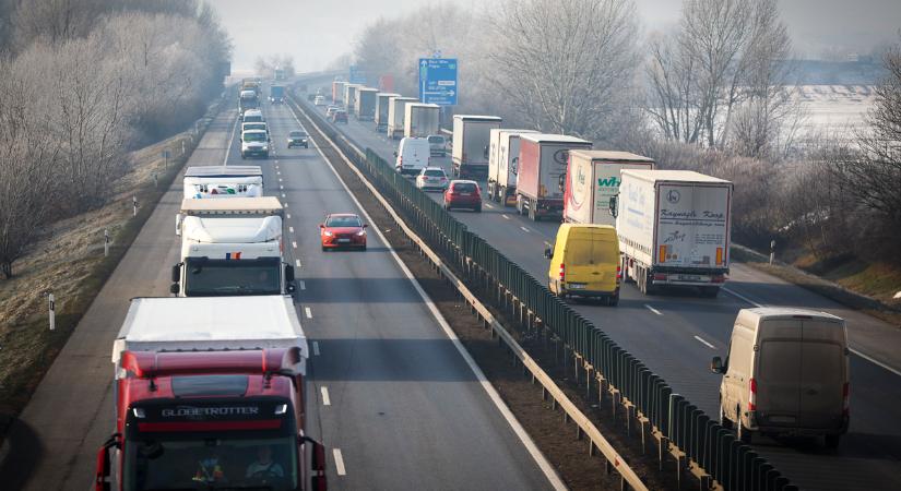 Részben feloldják az ünnepek alatti kamionstopot