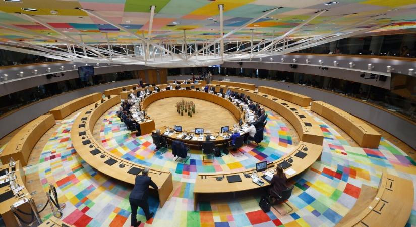 Politico: Bár a közvélemény-kutatásokban Magyar Péter vezet, az EU egy olyan világra készül, amelyben Orbán győz