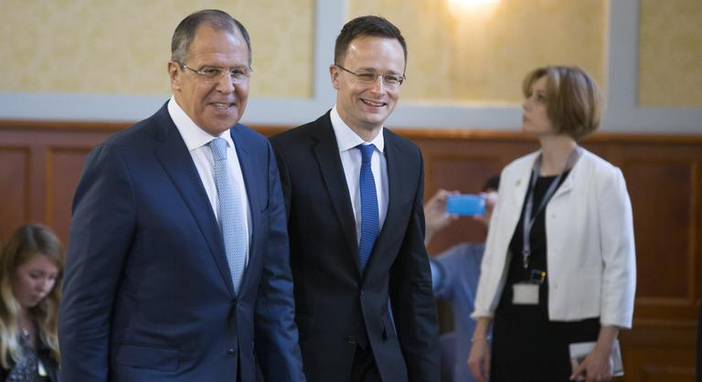 Egy hangfelvétel szerint Oroszország egyik leggazdagabb oligarchája kérésével hívta fel Szergej Lavrov Szijjártó Pétert