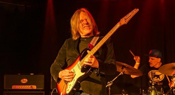 Pergő gitárok az ipari telepen, avagy Andy Timmons az OFF Kulturban (koncertbeszámoló)