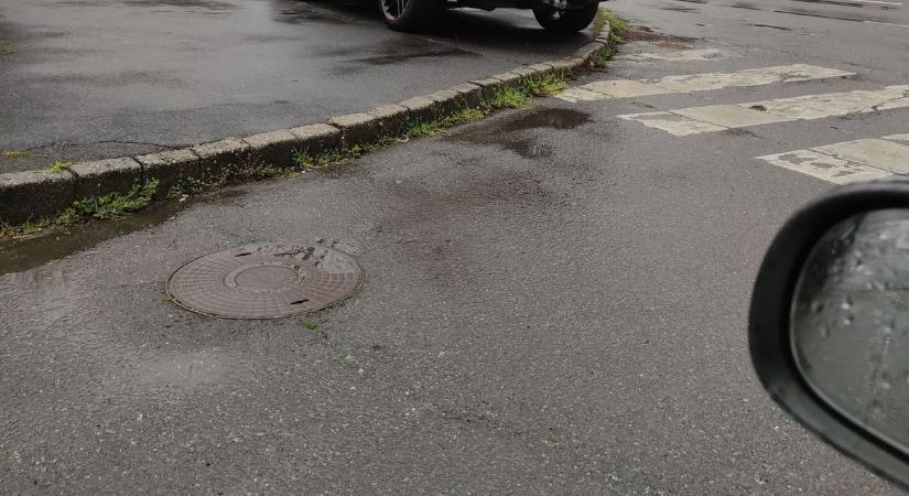 Pofátlan parkolás Miskolcon: Órákig állt a járdán a luxus-Mercedes