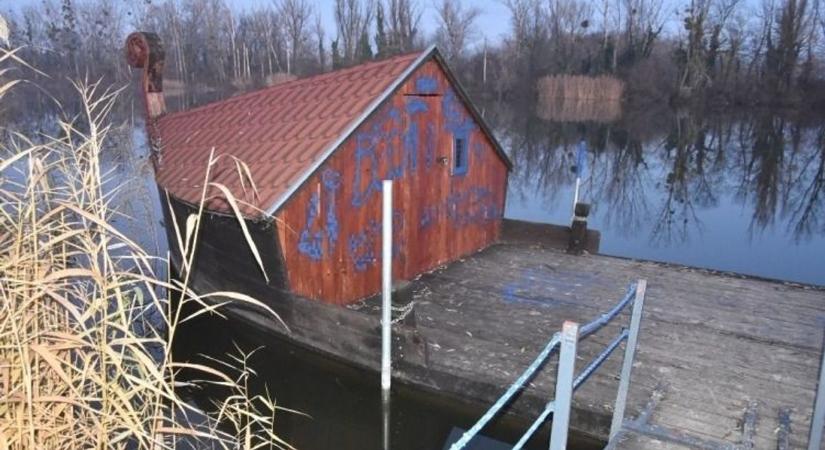 Jó viccnek tűnt: obszcén szavakkal fújták tele a tolnai bárkát