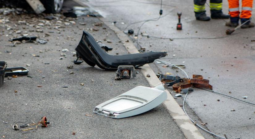 Halálos baleset az 6-oson – frontálisan ütközött egy személygépkocsi és egy busz Paks mellett