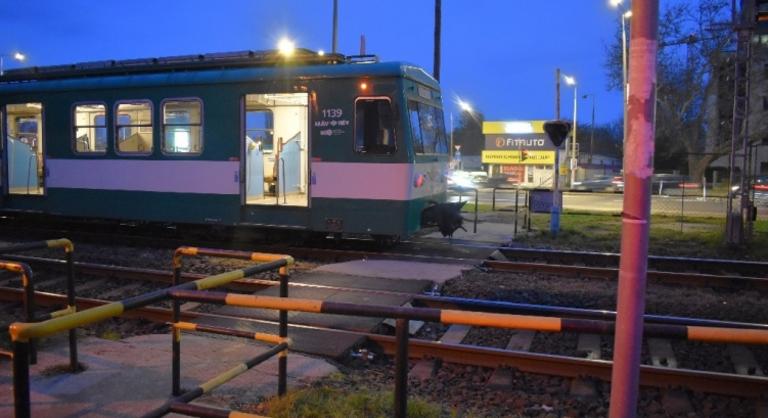 Elütött egy fiatal fiút a HÉV, életveszélyes sérülésekkel vitték kórházba