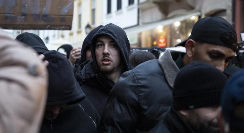 A rendőrség elmagyarázta, miért oké a fekete ruhás alakok jelenléte Orbán gyűlésein