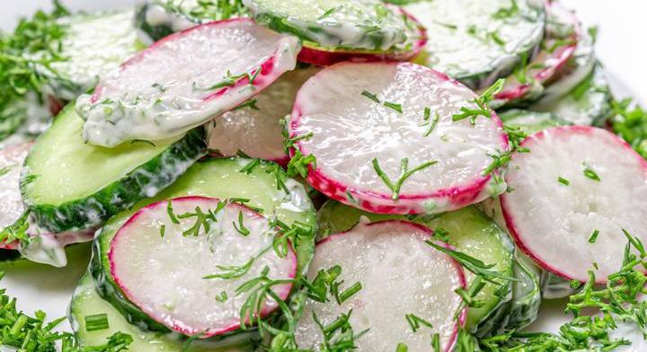 Tavaszi saláta ropogós uborkával és csípős retekkel: sültek mellé kötelező