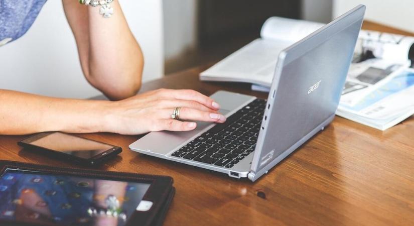 3 és félmillió forint értékben elkövetett internetes csalás miatt kell bíróság elé állnia egy férfinak és egy nőnek