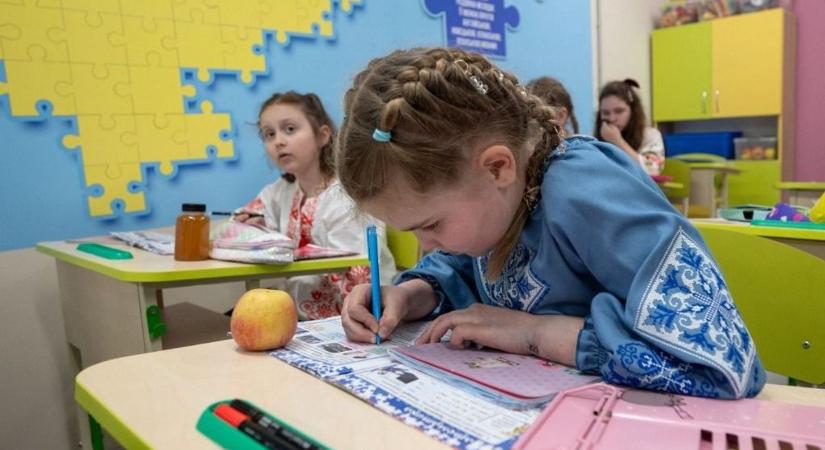 Ózdról nézve elképzelhetetlen, pedig itt van a szomszédban: osztálytermek helyett metróalagutakban tanulnak a gyerekek