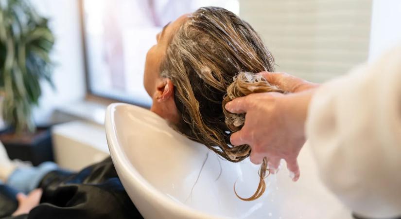 Durván tönkreteszi a hajat, könyörögnek a fodrászok, ne moss így hajat