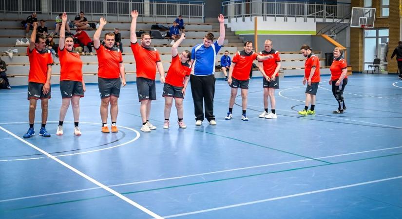 Amikor a sport valóban összehoz: különleges kézilabda-forduló volt Törökszentmiklóson