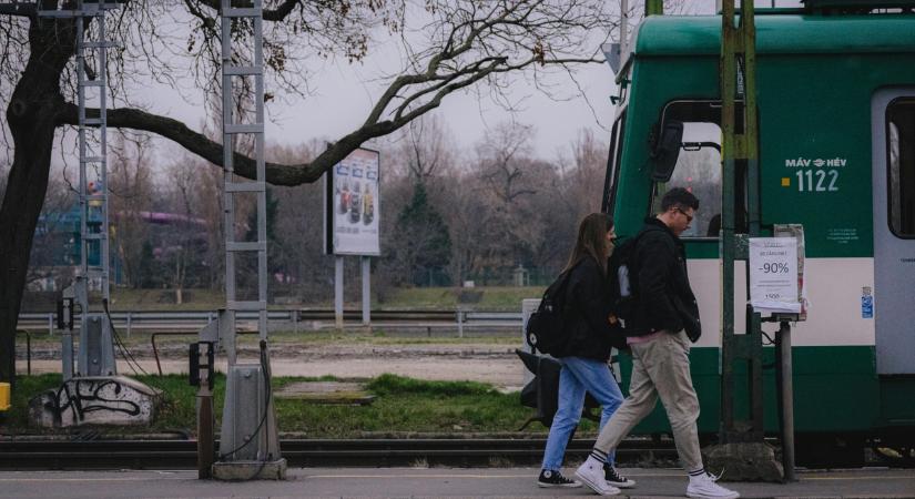 Szörnyű baleset: Mobiltelefonnal a kezében, fülhallgatóval a fülében lépett a HÉV elé a tini