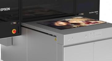 Több szín, nagyobb hatékonyság – itt az Epson új síkágyas nyomtatója