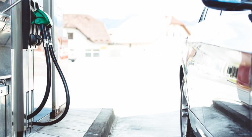 Megjött a döntés: így alakulna holnap a benzin ára