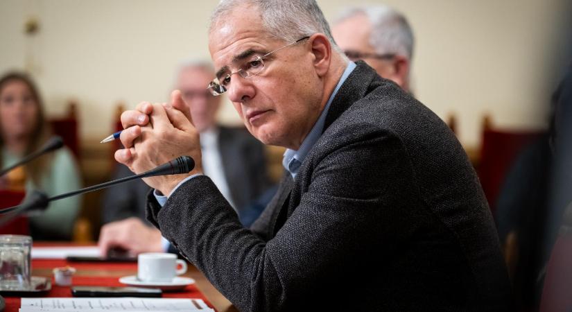 Kósa Lajos a becsődölt Bászna Gabona tulajdonosának luxusautójában fotózkodott