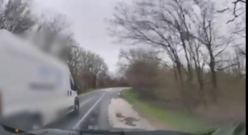 Saját vesztébe rohant: rendőrautót előzött meg szabálytalanul (videó)
