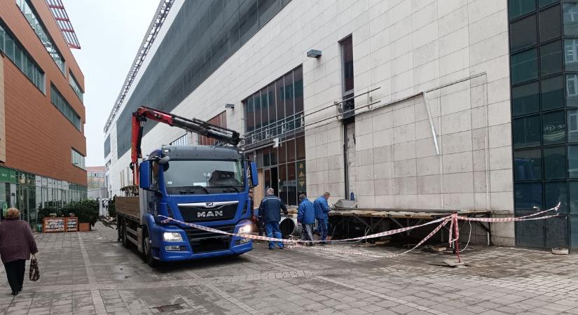 Bontják az ismert vendéglátóhely teraszát Debrecen szívében