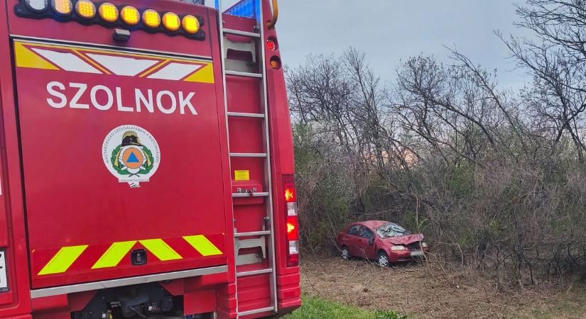 Betört a szélvédő és motorháztető is meghajlott – több fotó érkezett az abonyi balesetről