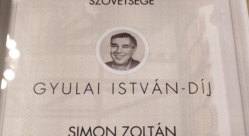 Gyulai István-díjat kapott kollégánk, Simon Zoltán