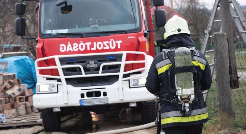 Kigyulladt egy fatároló Nyírszőlősön – perceken múlhatott a teljes pusztítás