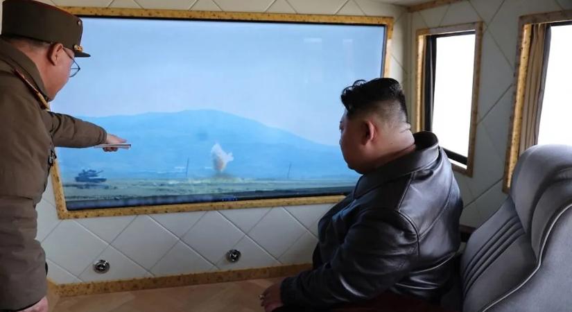 Kim Dzsongun lányával együtt figyelte a rakétatesztet – új fegyverrendszert mutatott be Észak-Korea
