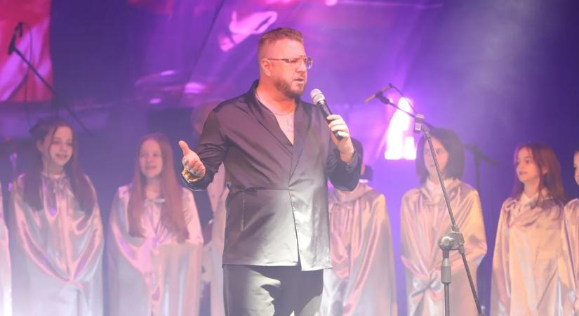 "Remegett a kezem! – Könnyek és taps a Király előtt tisztelgő gálán: Zámbó Krisztián leénekelte a csillagokat