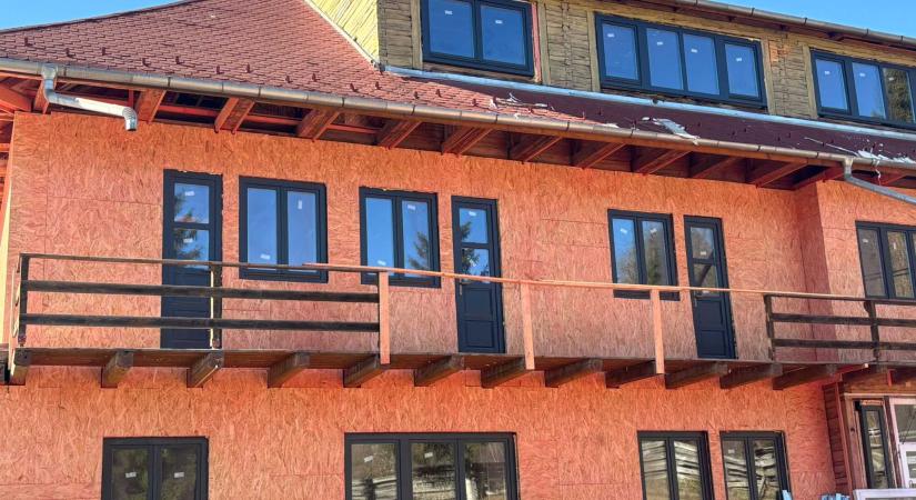 Jó ütemben halad a Hatos Villa felújítása Homoródfürdőn